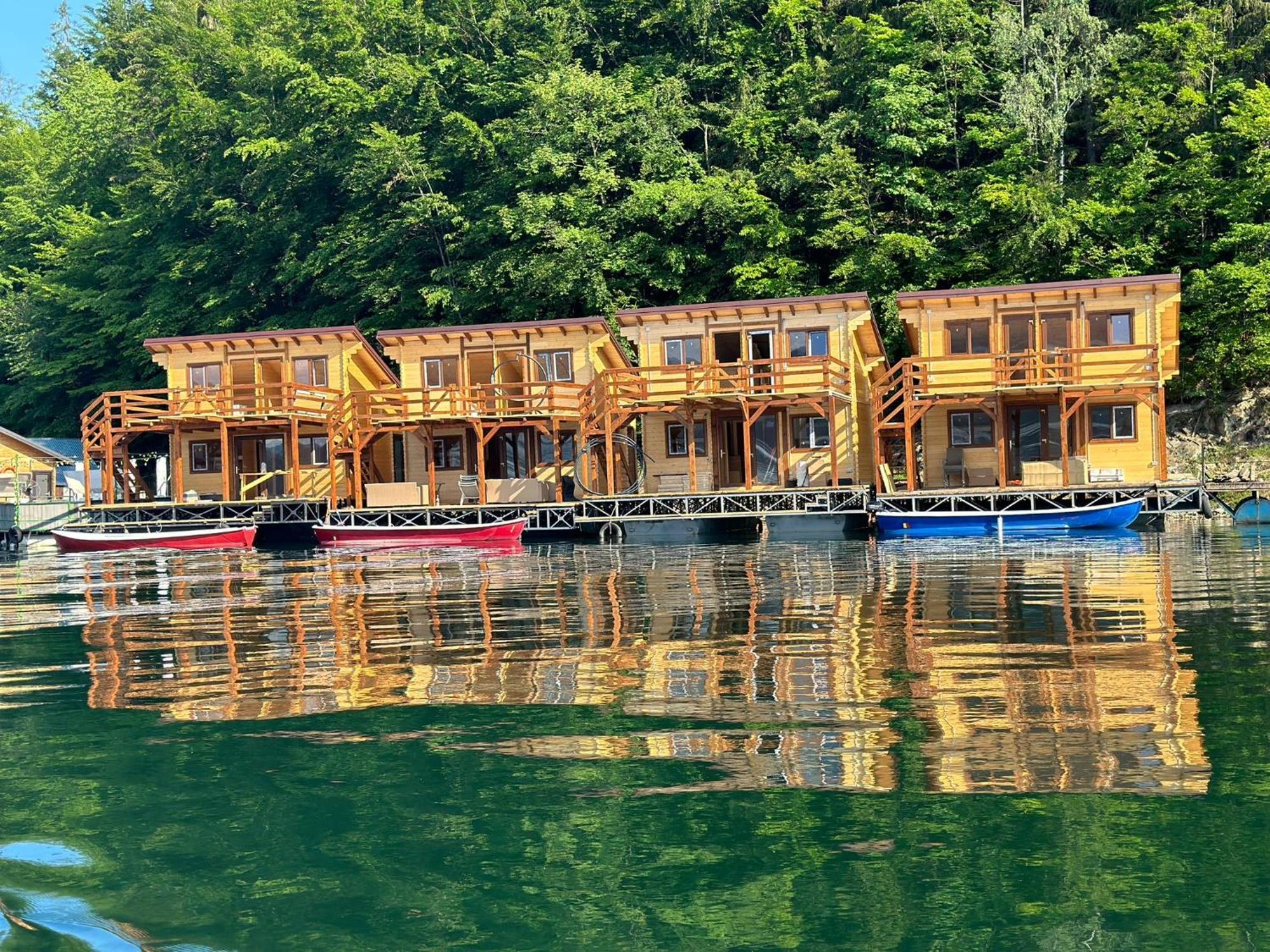 Holiday Bicaz Bungalows On The Lake Екстер'єр фото