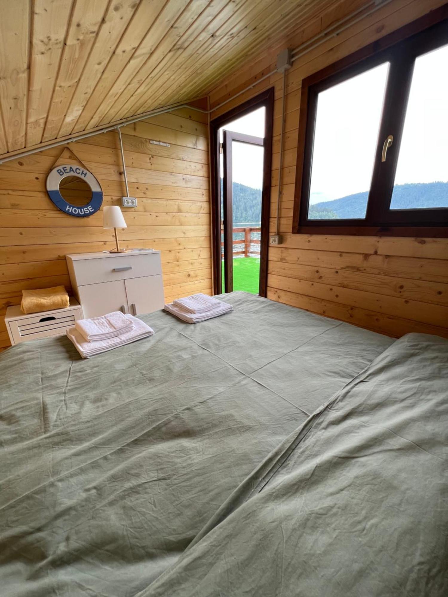 Holiday Bicaz Bungalows On The Lake Екстер'єр фото