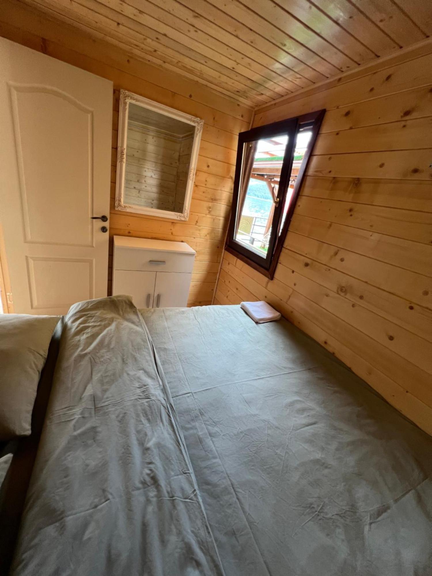 Holiday Bicaz Bungalows On The Lake Екстер'єр фото