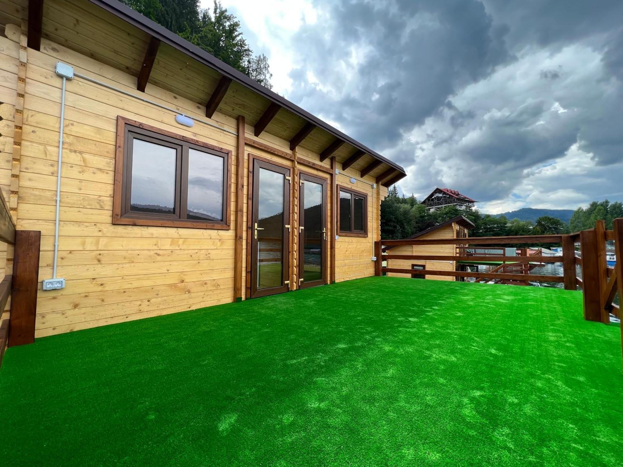 Holiday Bicaz Bungalows On The Lake Екстер'єр фото