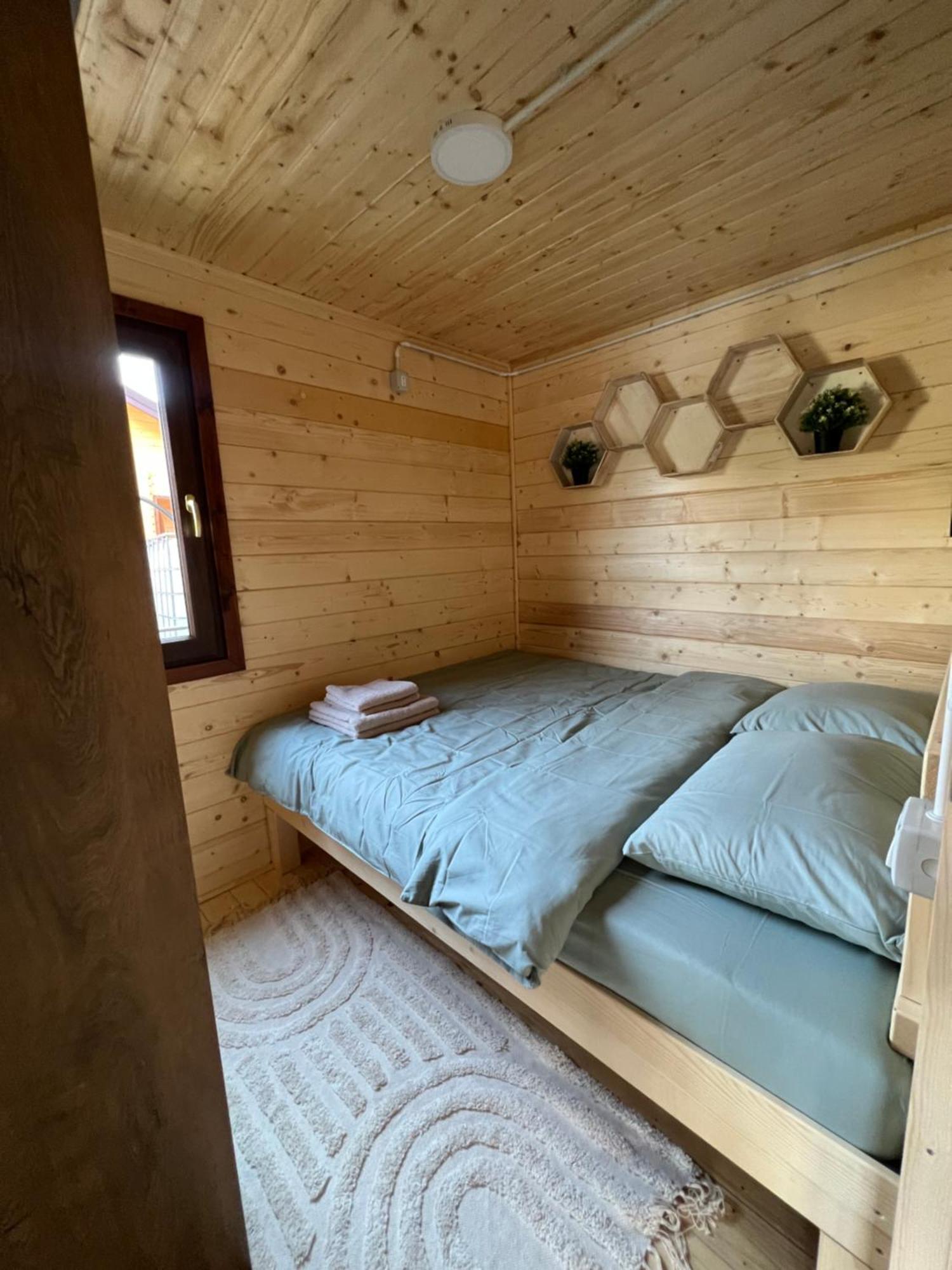 Holiday Bicaz Bungalows On The Lake Екстер'єр фото
