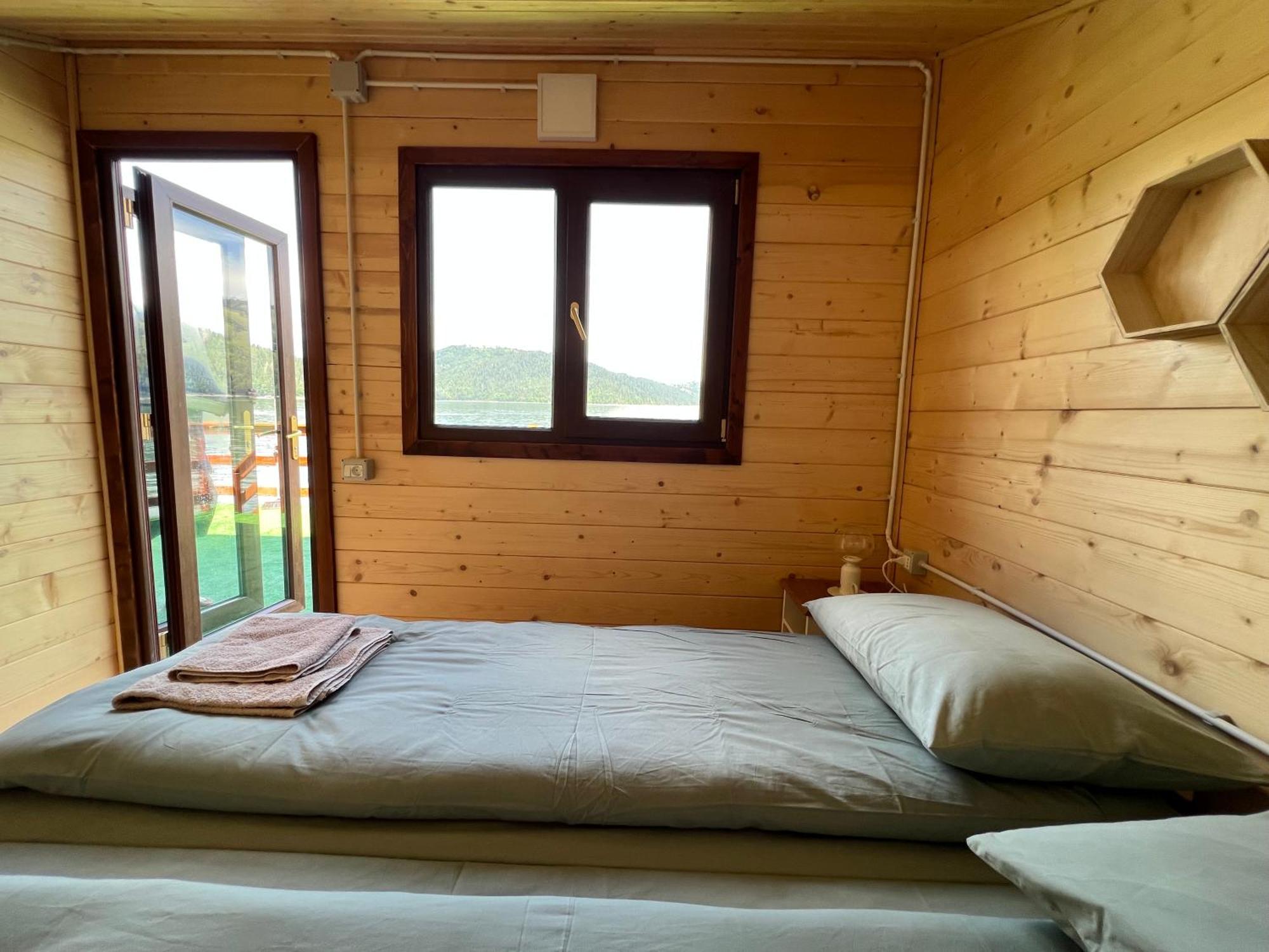 Holiday Bicaz Bungalows On The Lake Екстер'єр фото