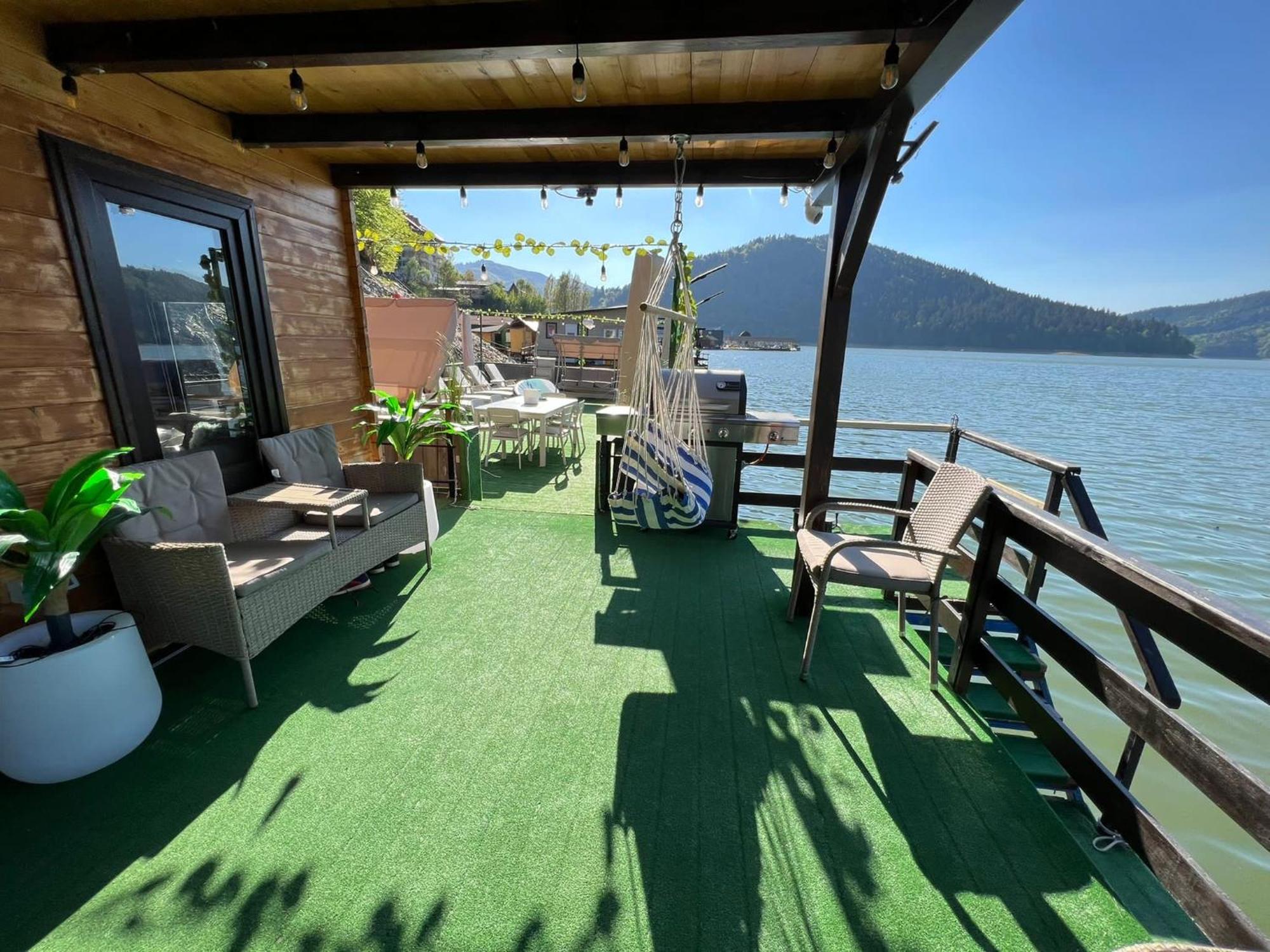 Holiday Bicaz Bungalows On The Lake Екстер'єр фото