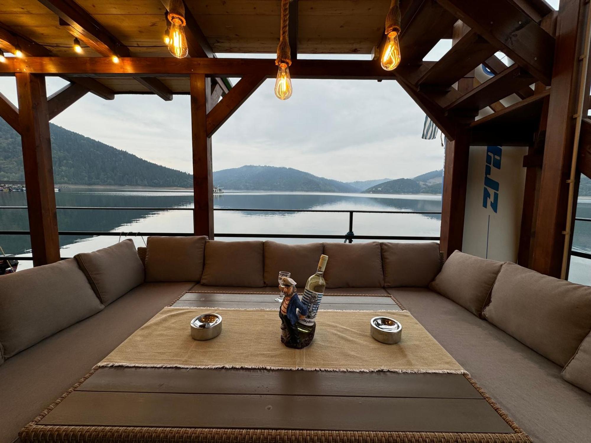 Holiday Bicaz Bungalows On The Lake Екстер'єр фото