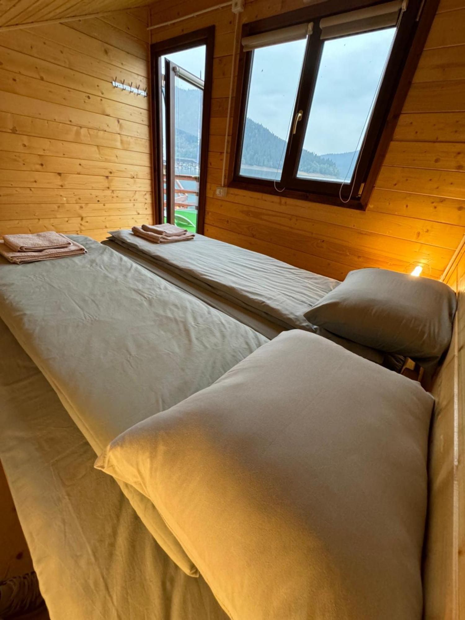 Holiday Bicaz Bungalows On The Lake Екстер'єр фото