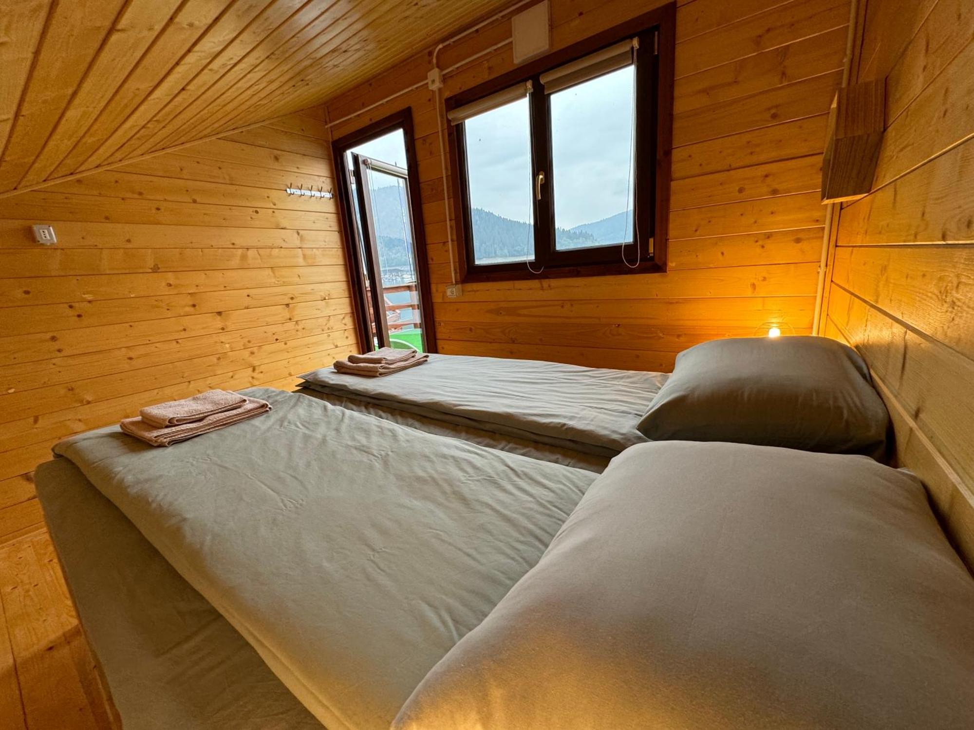 Holiday Bicaz Bungalows On The Lake Екстер'єр фото